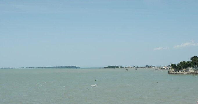 Littoral Atlantique. &Icirc;le d'Aix au bout de la pointe de la Fum&eacute;e, la plage de la vierge et le promontoire rocheux au bout de la grande Plage de Fouras-les-Bains