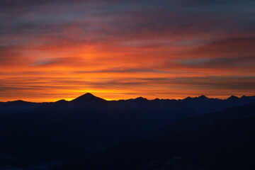 Nur die Silhouette der Berge in der goldenen Stunde zu erkennen