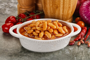 Canned beans in tomato sauce