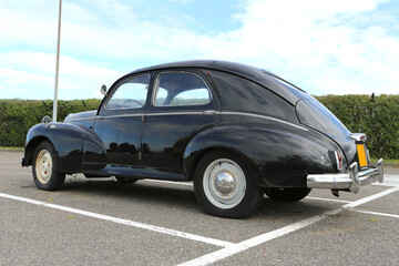 Voiture de collection noire des ann&eacute;es 50