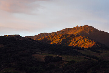 Paysage des Pyrénées orientales au lever de soleil. Montagne de Collioure. Fort de défense sur une crête. coucher de soleil sur une montagne 