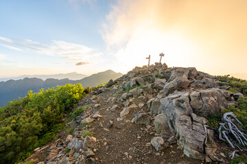 Fototapeta premium The trail from Mt. Senjogadake to Kitazawa Pass