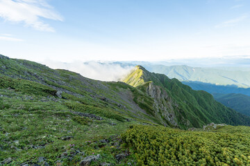 The trail from Mt. Senjogadake to Kitazawa Pass
