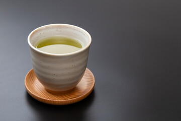 黒背景に緑茶