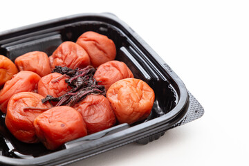 白背景に梅干し