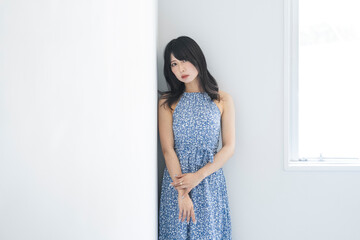 夏のワンピースを着た女性