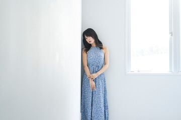 夏のワンピースを着た女性