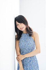 夏のワンピースを着た女性