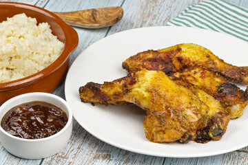 assiette de cuisses de poulet rôti et riz cassé, en gros plan	