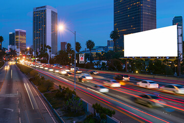 Obraz premium white blank billboard on the side of an overpass in los angeles, busy street with cars passing by and tall buildings in background, evening light, photo realistic