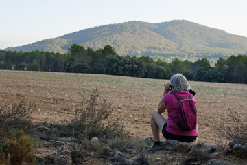 Naklejka premium Fotografiando paisaje agricola en la montaña del interior de la provincia de Alicante durante ruta de senderismo. La Sarga, Alcoy, España