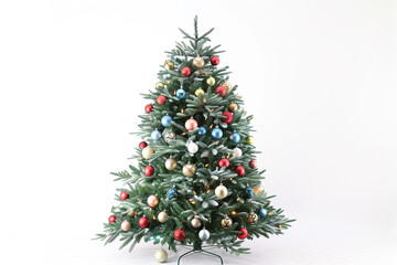 Fototapeta premium A fully decorated Christmas tree with twinkling lights and ornaments, standing against a pristine white background.
