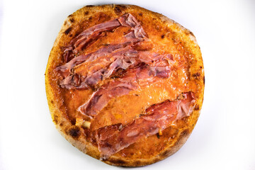 vista in primo piano e da sopra di una pizza condita con prosciutto crudo, su sfondo bianco