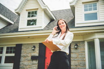 Fototapeta premium business woman working as real estate agent selling house