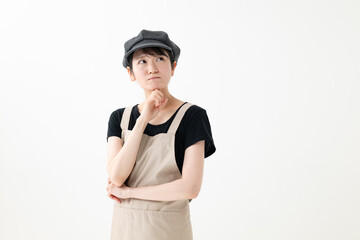 エプロン姿で悩む女性