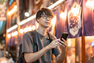 飲み屋街を歩く男性