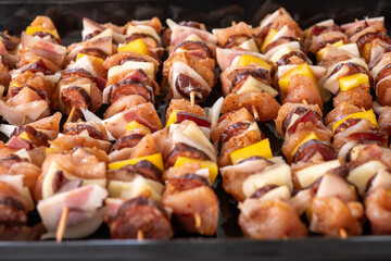 At home, I can prepare a juicy chicken skewer very quickly, which true meat lovers will appreciate. Even a beginner can handle this simple recipe. Chicken skewer in the oven.