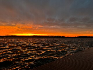 Naklejka premium Vibrant sunset on the lake in summer