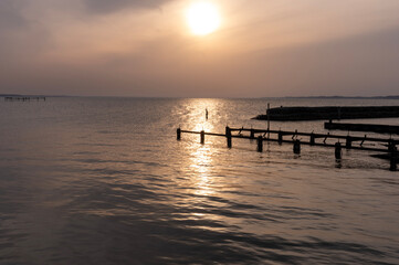 Obraz premium 霞ヶ浦の桟橋と穏やかな夕暮れの景色