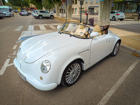 Voiture de marque PGO Speedster II gar&eacute;e sur une place de parking