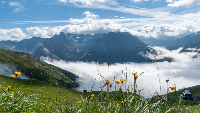 Wolken im Tal und Sonne auf dem Gipfel in den Oetztaler Alpen