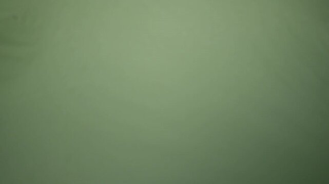 Image of the free movement of the shape of the green cloth.