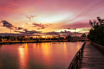 Obraz premium Close-up view of the natural background of the wooden bridge, which is surrounded by mangrove forests, colorful leaves of the leaves, blown through the blurred coolness during ecological travel.