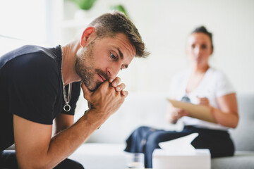 Obraz premium Man with psychologist theraphy social problems concept drug addiction talk to a psychological woman