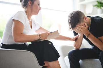 Obraz premium Man with psychologist theraphy social problems concept drug addiction talk to a psychological woman