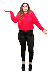 Obraz premium Young beautiful woman wearing red glasses clueless and confused expression with arms and hands raised. Doubt concept.