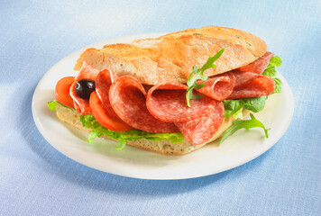 Salami, Brot, Wurstbrot, belegtes Brötchen, Wurst mit Salat, 