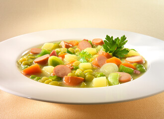 Erbsensuppe, Eintopf, Gemüse, weisser Teller, Erbsen, Würstchen, 