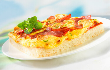 Pizza Schinken-Champigon, Pizza, Italien, isoliert, Käse, Schinken, 