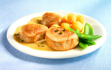 Schweinefiletmedallions, Fleisch, Tellergericht, Kartoffeln, Restaurant, Sahnesauce,