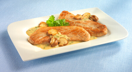 Schweineschnitzel, Schnitzel, Jägerschnitzel, Schweinefleisch, gebraten, Tellergericht,