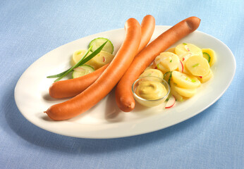 Wienerwürstchen, Kartoffelsalat, Würstchen, Senf, Gurkensalat,