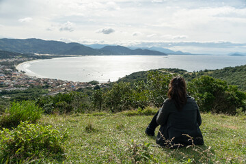 Fototapeta premium person sitting on a cliff
