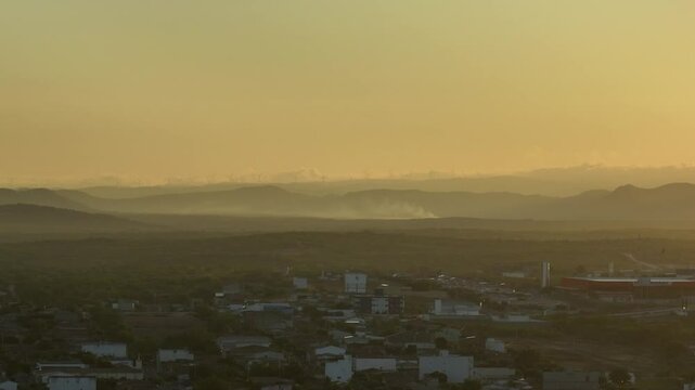 Energia Eolica ao longe no nascer do sol