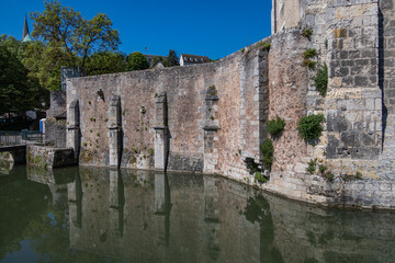 Obraz premium Scenic view of Eure River banks and houses in Historic Center of Chartres. Chartres, Eure-et-Loir department, Centre-Val de Loire region, France, Europe.