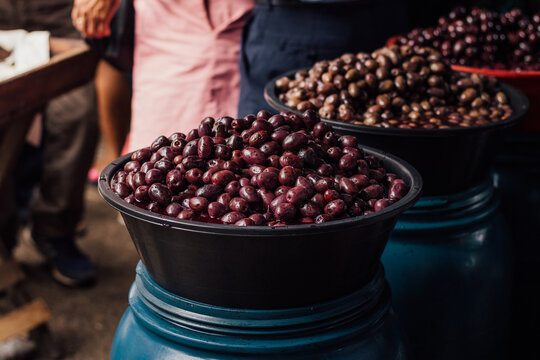 Ventas de aceitunas, para la elaboraci&oacute;n de los juanes, en celebraci&oacute;n a la fiesta San Juan, en la ciudad de Yurimaguas, Loreto - Per&uacute;.