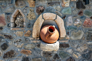 Mauer mit Amphore

