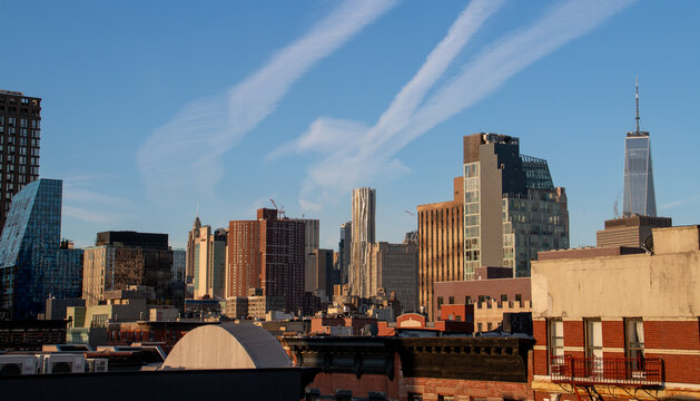 Vista hacia el norte de los rascacielos de Nueva York desde una azotea en Suffolk Street. Vista general de los ic&oacute;nicos paisajes urbanos de Nueva York en noviembre de 2019.