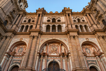 Puerta principal de la Catedral de Málaga en contrapicado