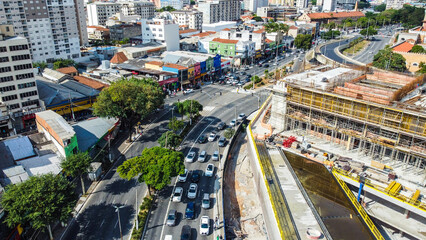 Visão aérea do tráfego de veículos no trânsito paulista na cidade de são paulo, sp, brasil