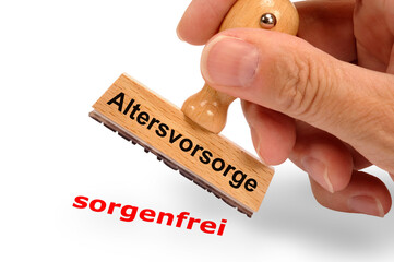 Ein Holzstempel ist beschriftet mit dem Aufdruck: Altersvorsorge und dem Abdruck sorgenfrei