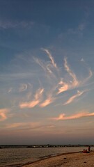ragazzi in riva la mare al tramonto