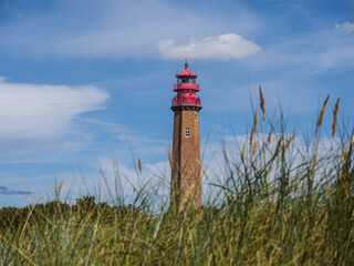 Roter Backstein-Leuchtturm bei klarem Himmel