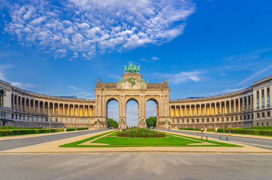 Cinquantenaire Arcade Neoclassical style in Park of the Fiftieth Anniversary Parc du Cinquantenaire Jubelpark Jubilee Park in European Quarter of Brussels city, Brussels-Capital Region, Belgium