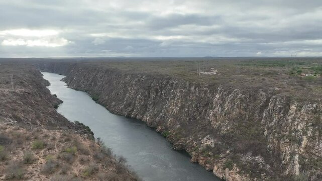 Rio S&atilde;o Francisco, pr&oacute;ximo da barragem de Paulo Afonso. Pernambuco.