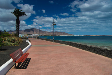 Krajobraz morski, tropikalna piaszczysta plaża, widok na horyzont, wakacje i wypoczynek w słoneczny dzień, linia brzegowa nad oceanem, tapeta, egzotyczne tło, Lanzarote © anettastar